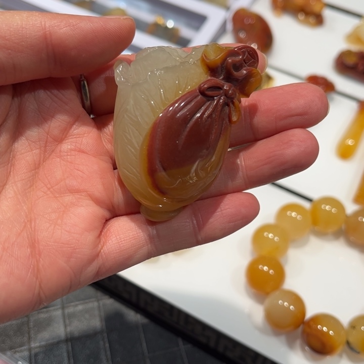 石英质玉（黄龙玉）未镶嵌颈饰