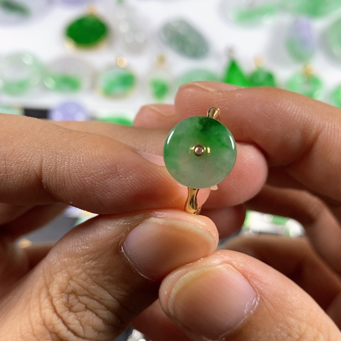 翡翠戒指18K金镶嵌翡翠