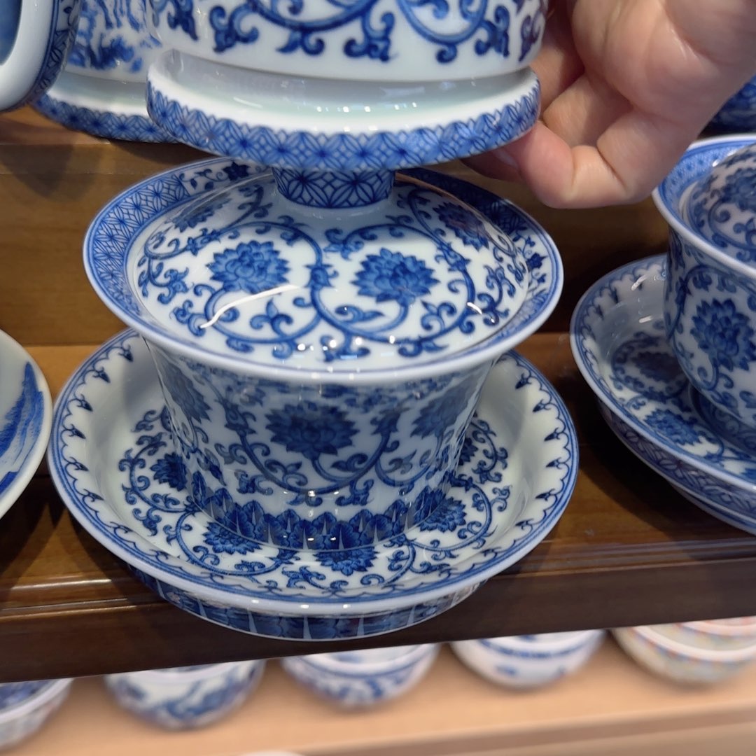 王****茶杯的设计是用小杯子做