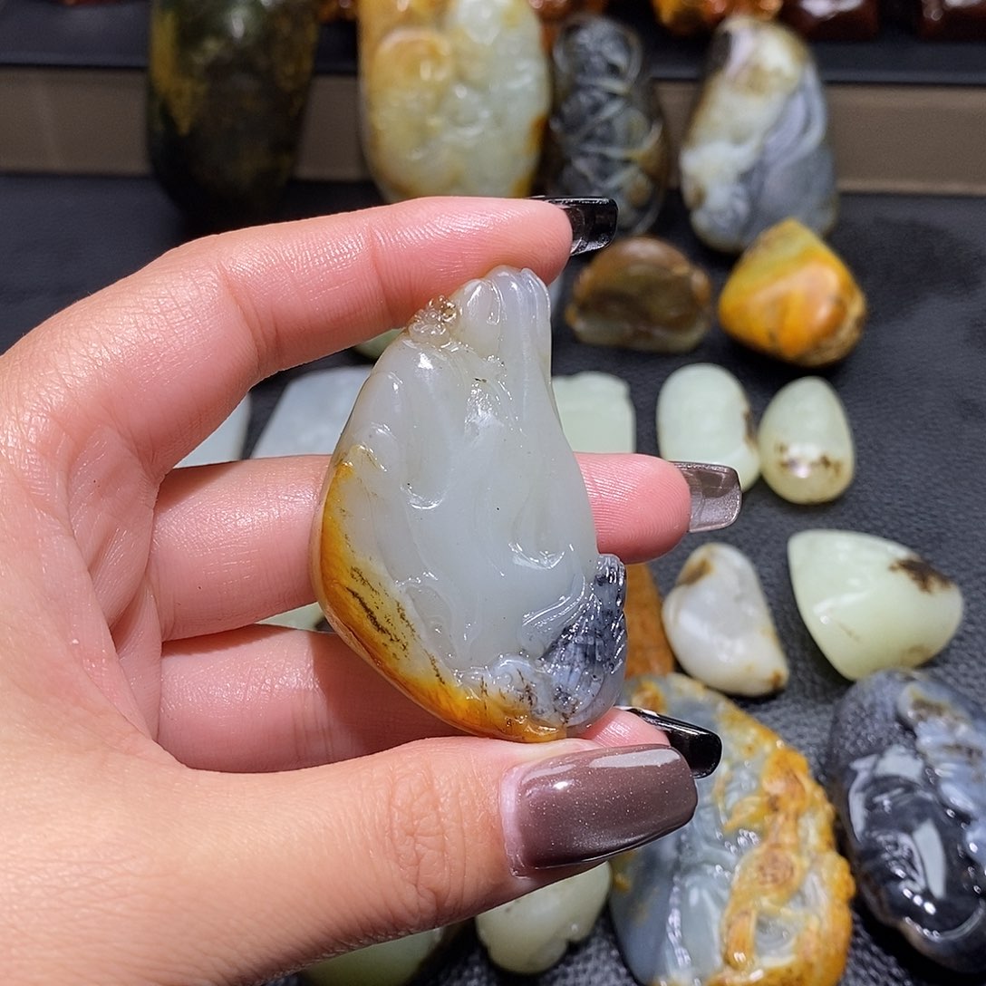 武***穆和田玉未镶嵌颈饰