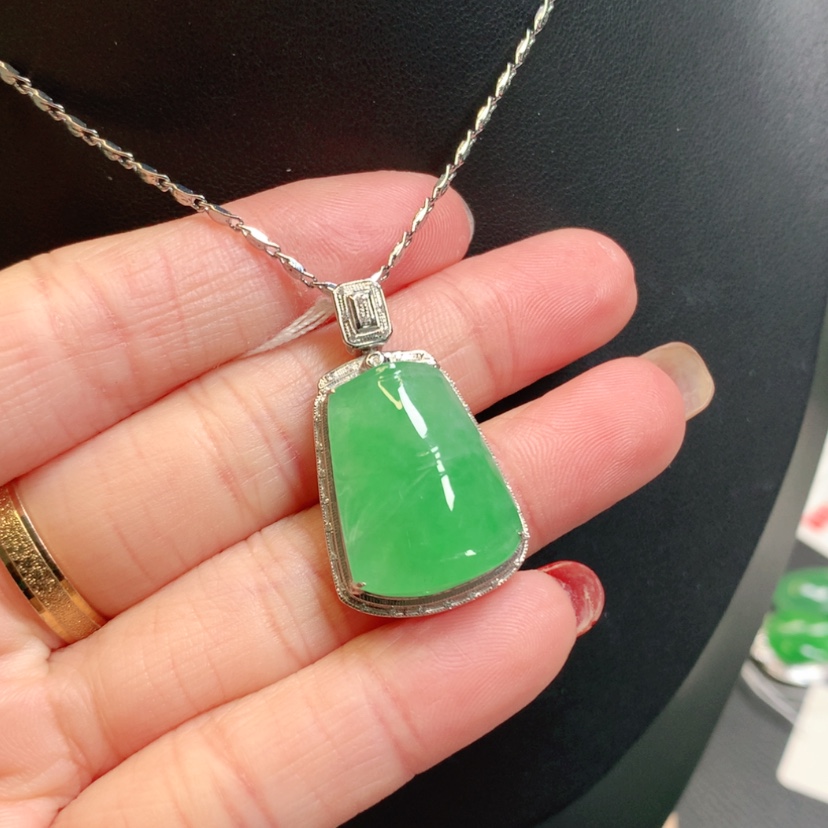 【闪购商品】翡翠吊坠(赠链)18K金镶嵌