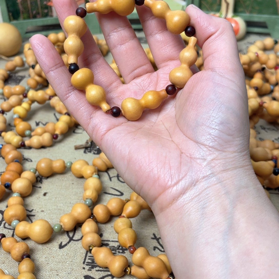 王*宝草里金葫芦手串一条，王小宝