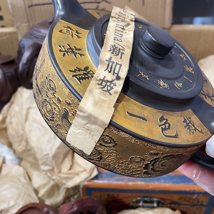 茶壶紫砂原矿泥料手工制作的一把紫砂壶。
