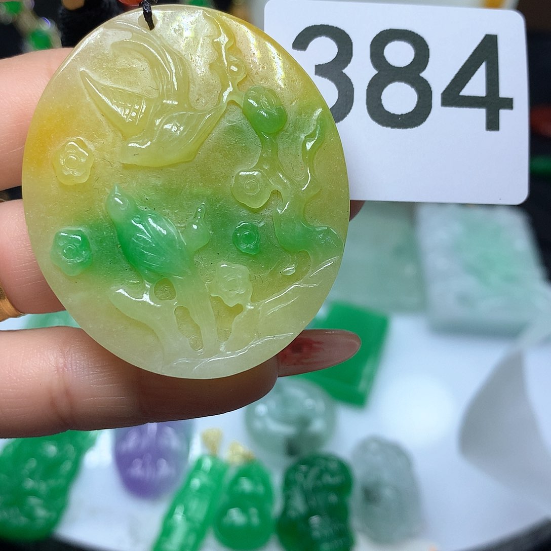 翡翠吊坠(赠链)未镶嵌