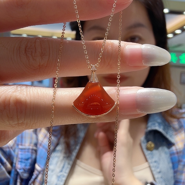 钻石项链18K金镶嵌小裙子