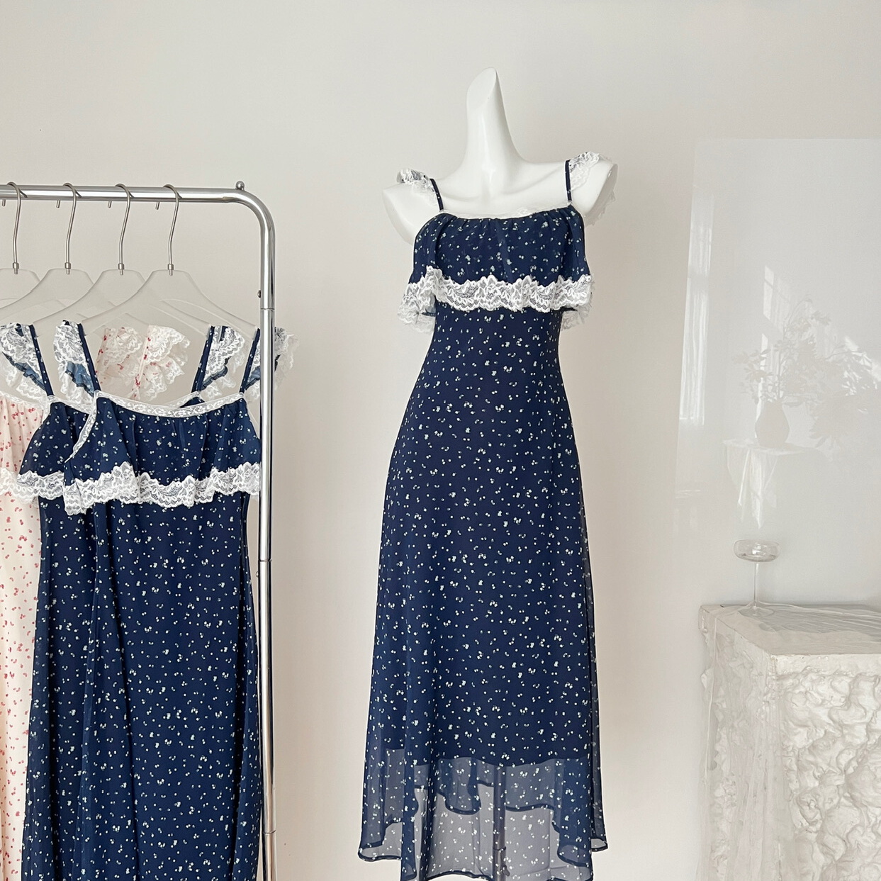  曼陀罗 45°斜裁蕾丝拼接一字领碎花吊带连衣长裙