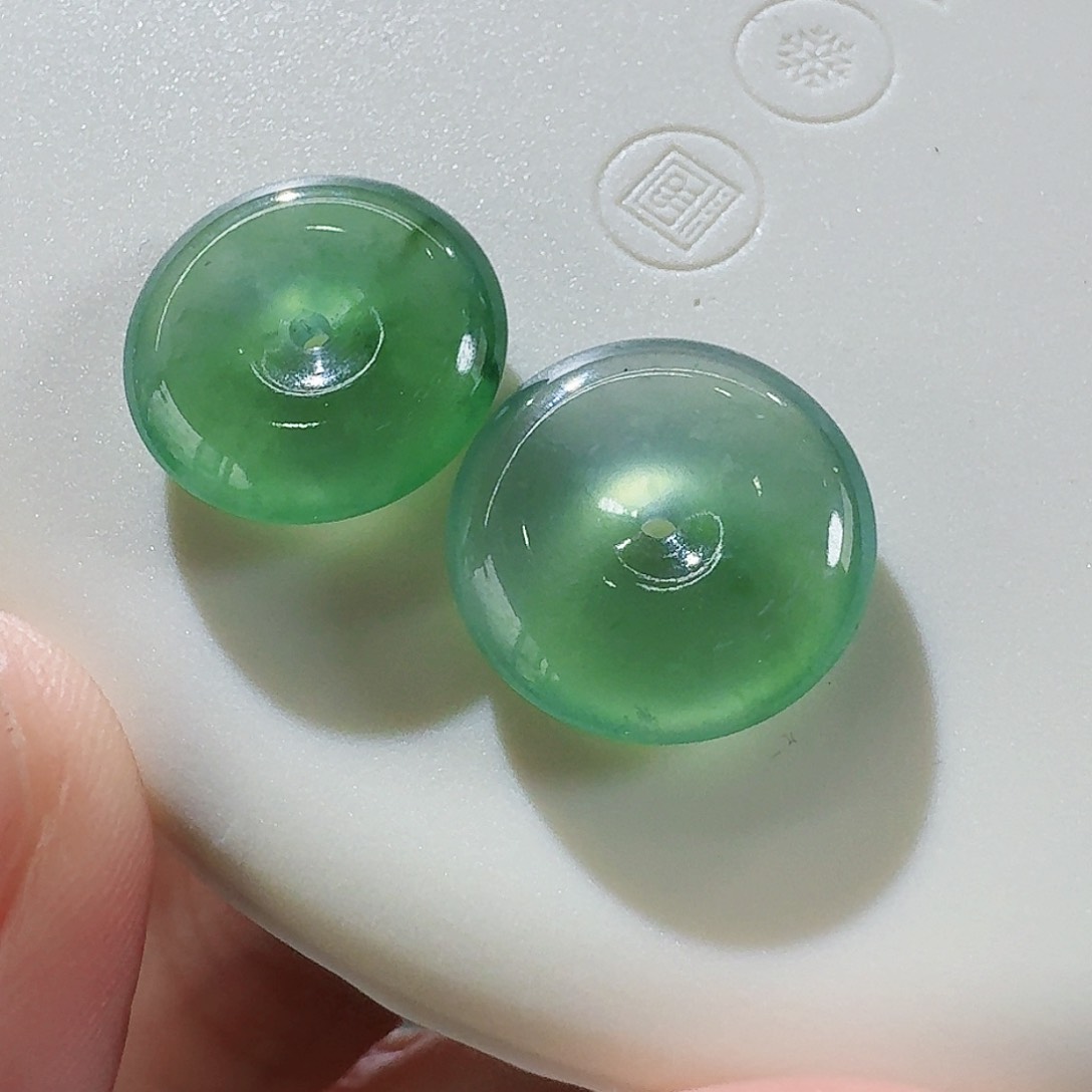 翡翠颈饰未镶嵌平安扣一对