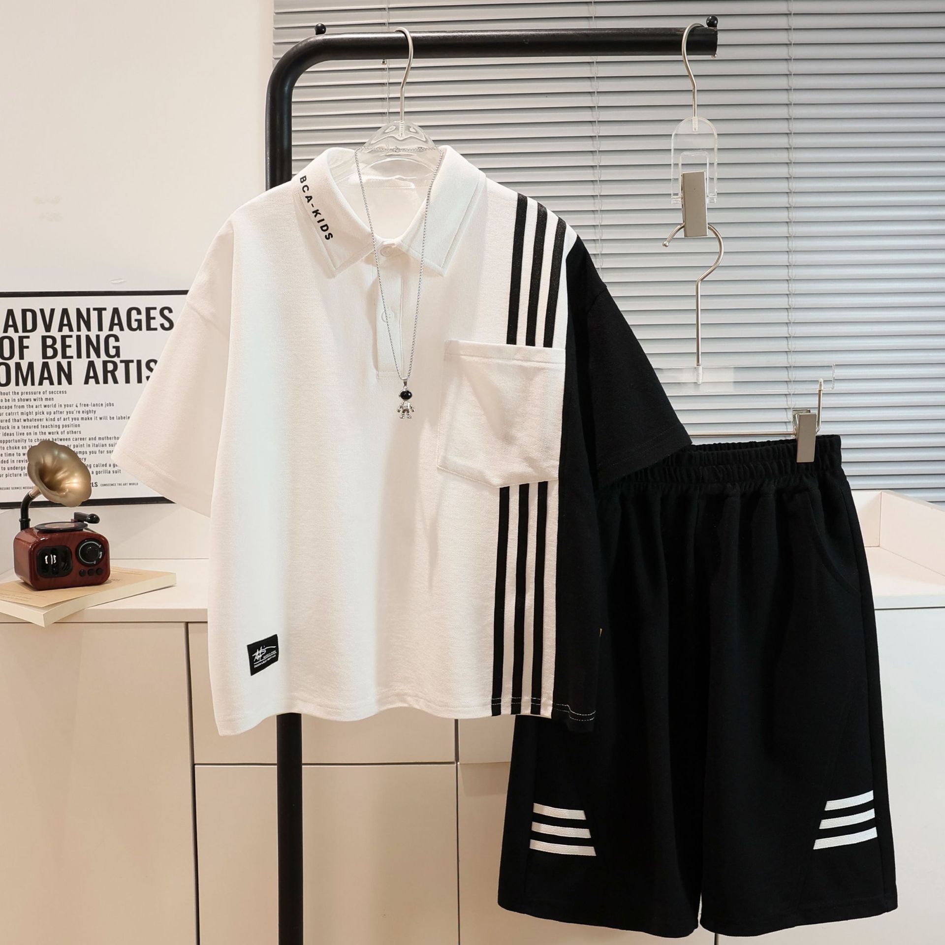 2025夏季新款中大男童潮酷套装白翻领表演T恤搭配个性黑短裤套装