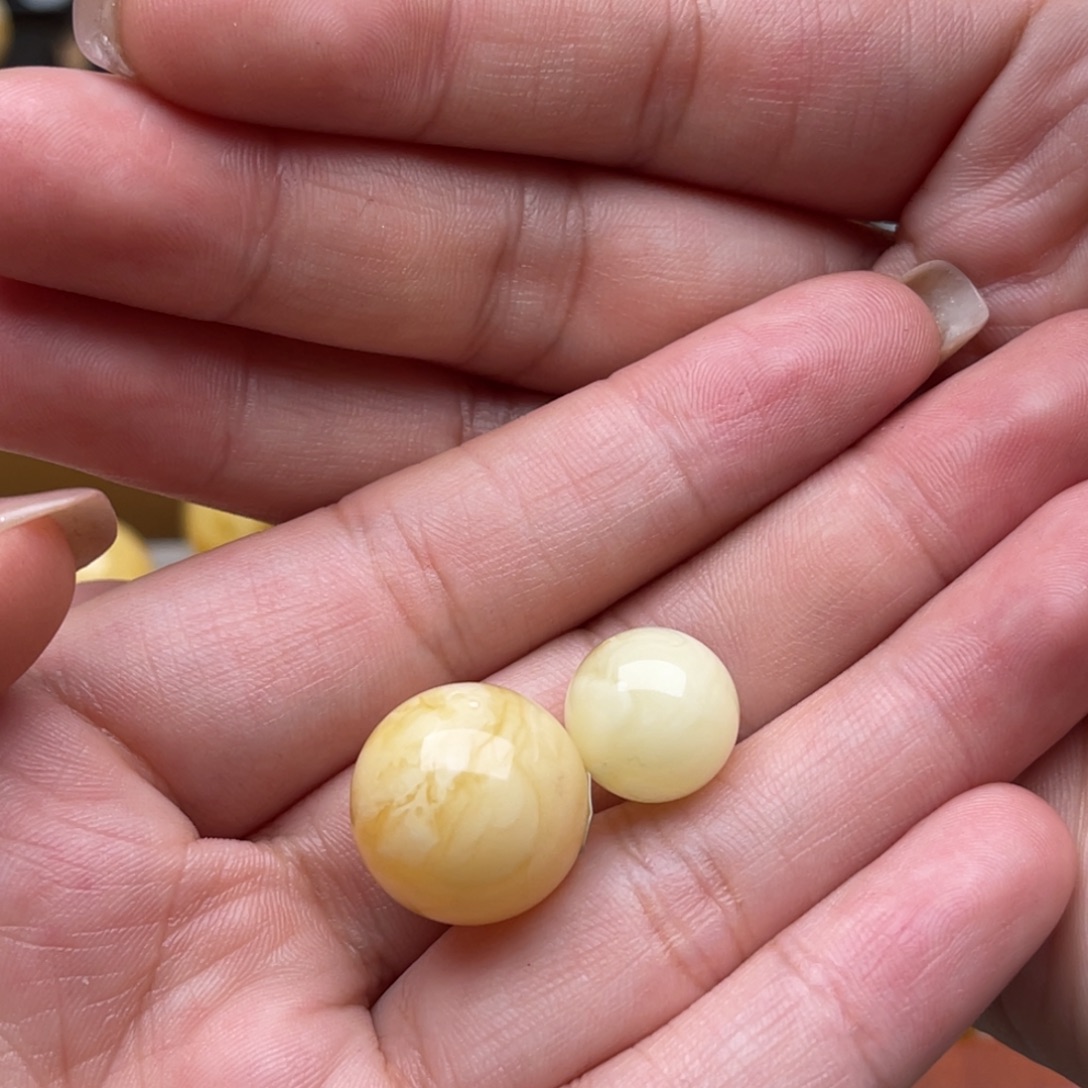 肆***为琥珀未镶嵌裸石蜜蜡圆珠梦微瑕