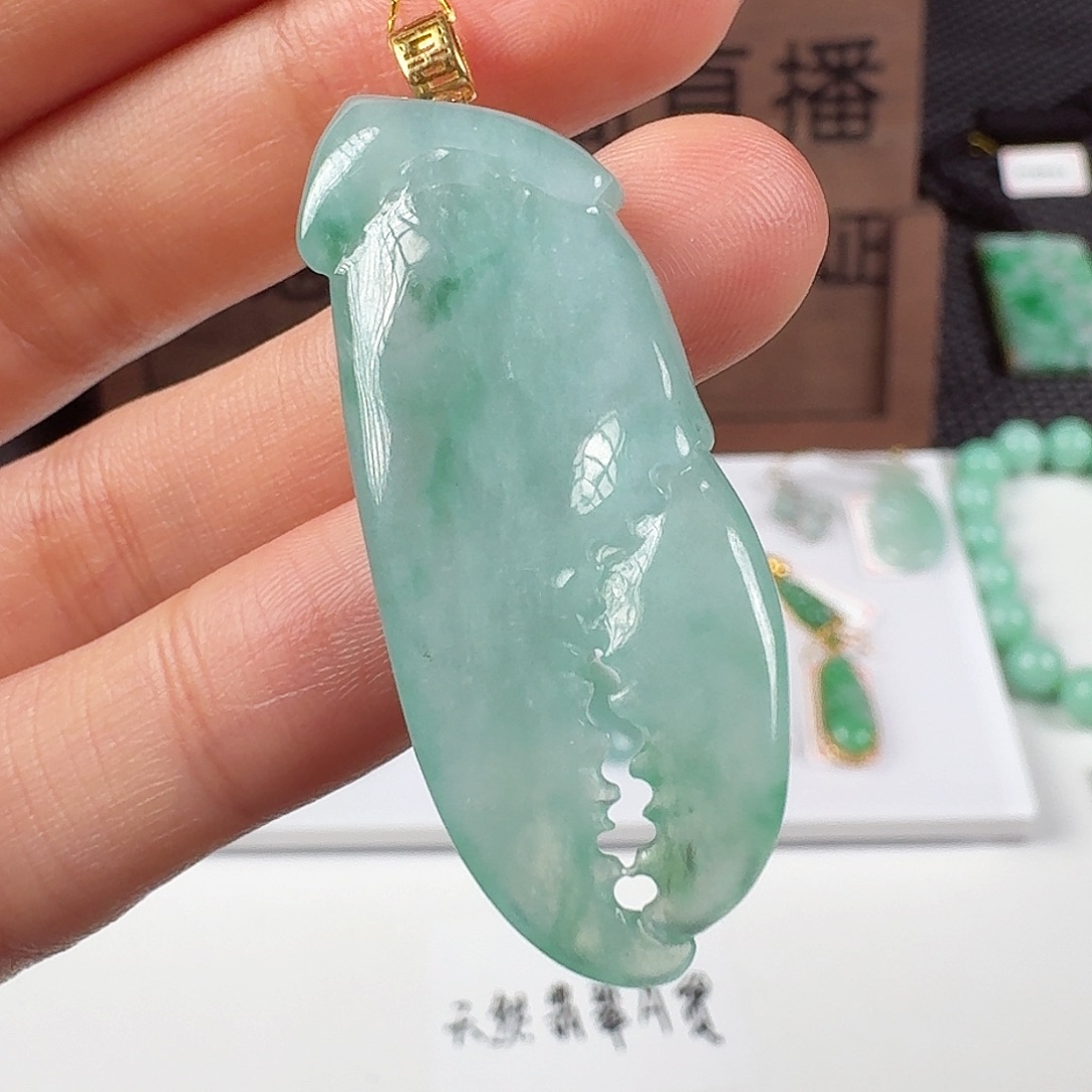 翡翠18K金镶嵌颈饰