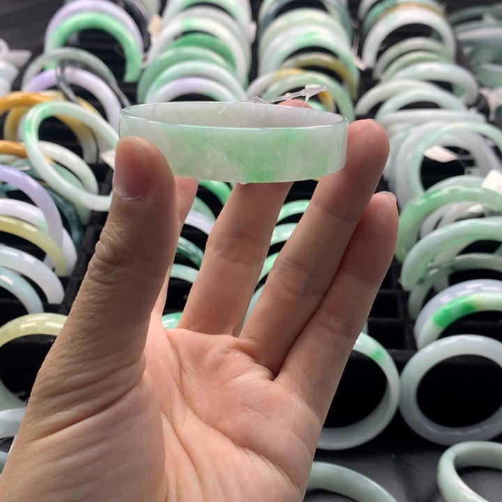 翡翠手镯未镶嵌明****杨翡翠