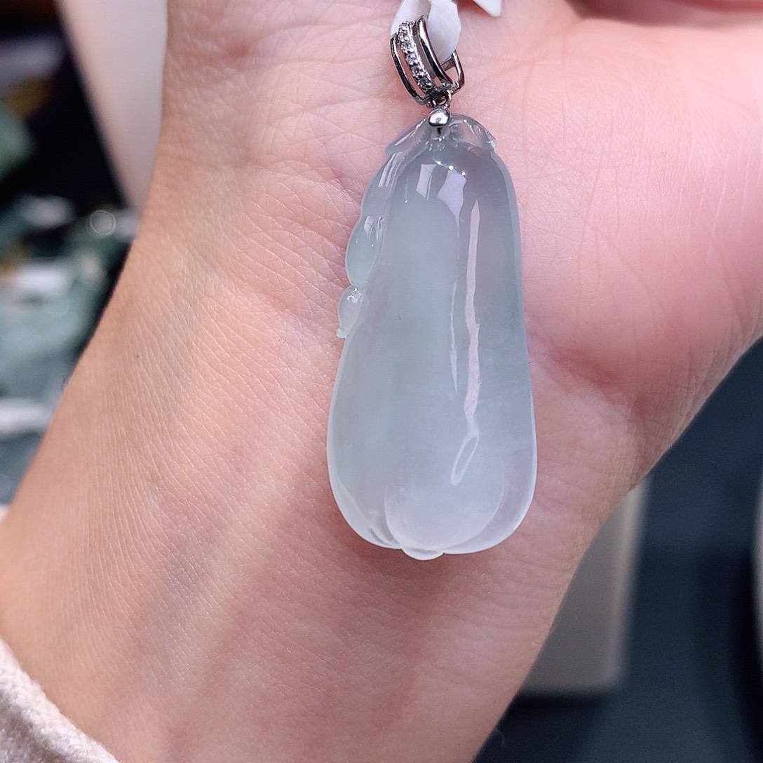 颈饰18K金镶嵌翡翠冰胶天空蓝福瓜