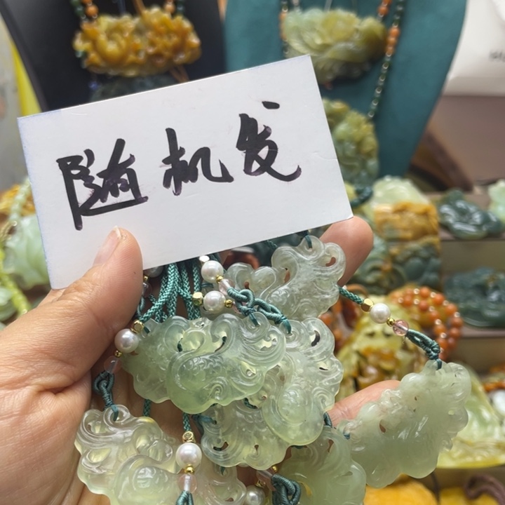 蛇纹石玉未镶嵌颈饰