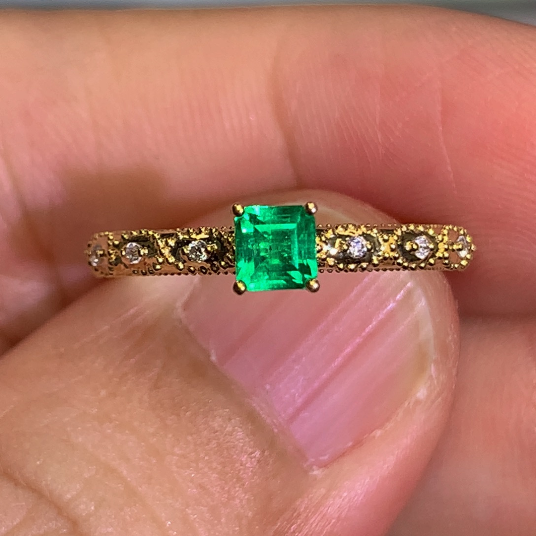 祖母绿戒指18K金镶嵌