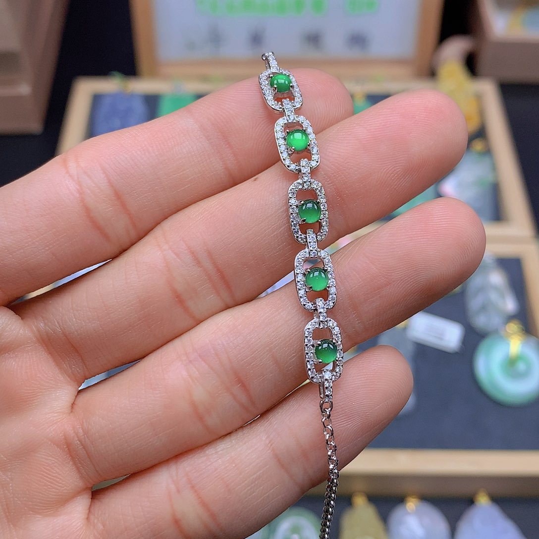 翡翠颈饰未镶嵌翡翠