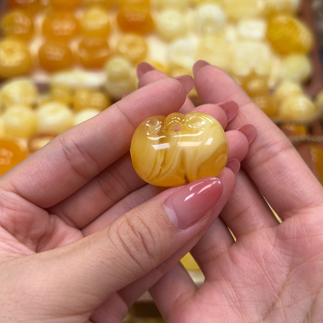 琥珀未镶嵌颈饰蜜蜡