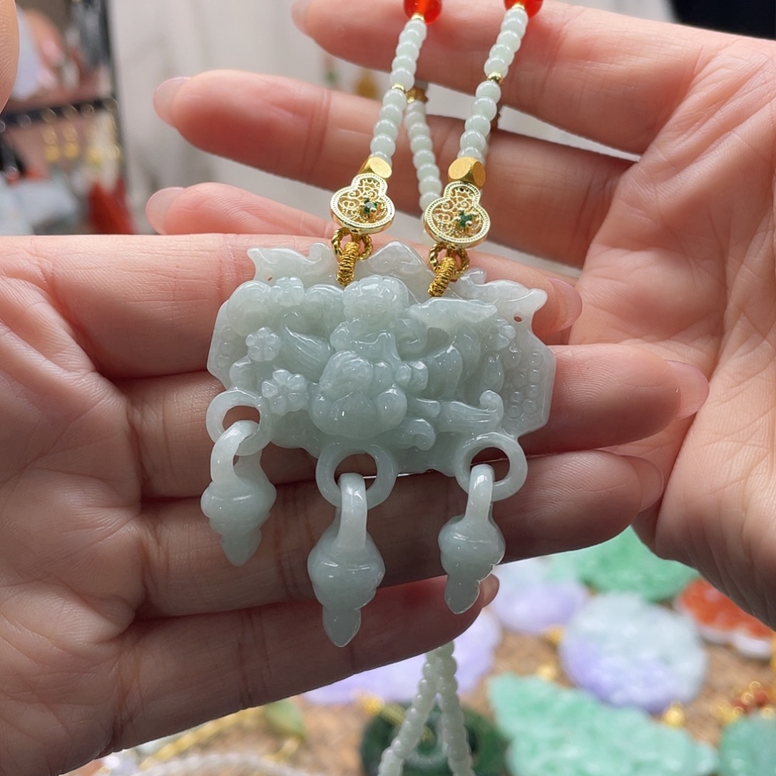 翡翠未镶嵌颈饰待编织