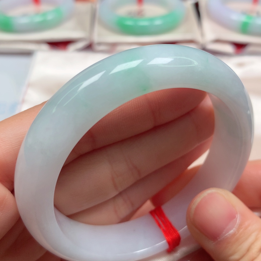 翡翠未镶嵌手镯细腻白底青果阳绿5354