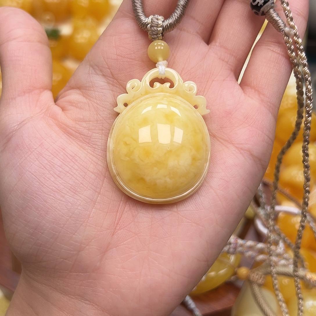 琥珀未镶嵌颈饰蜜蜡