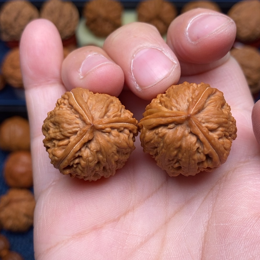 文玩核桃把件手捻三棱