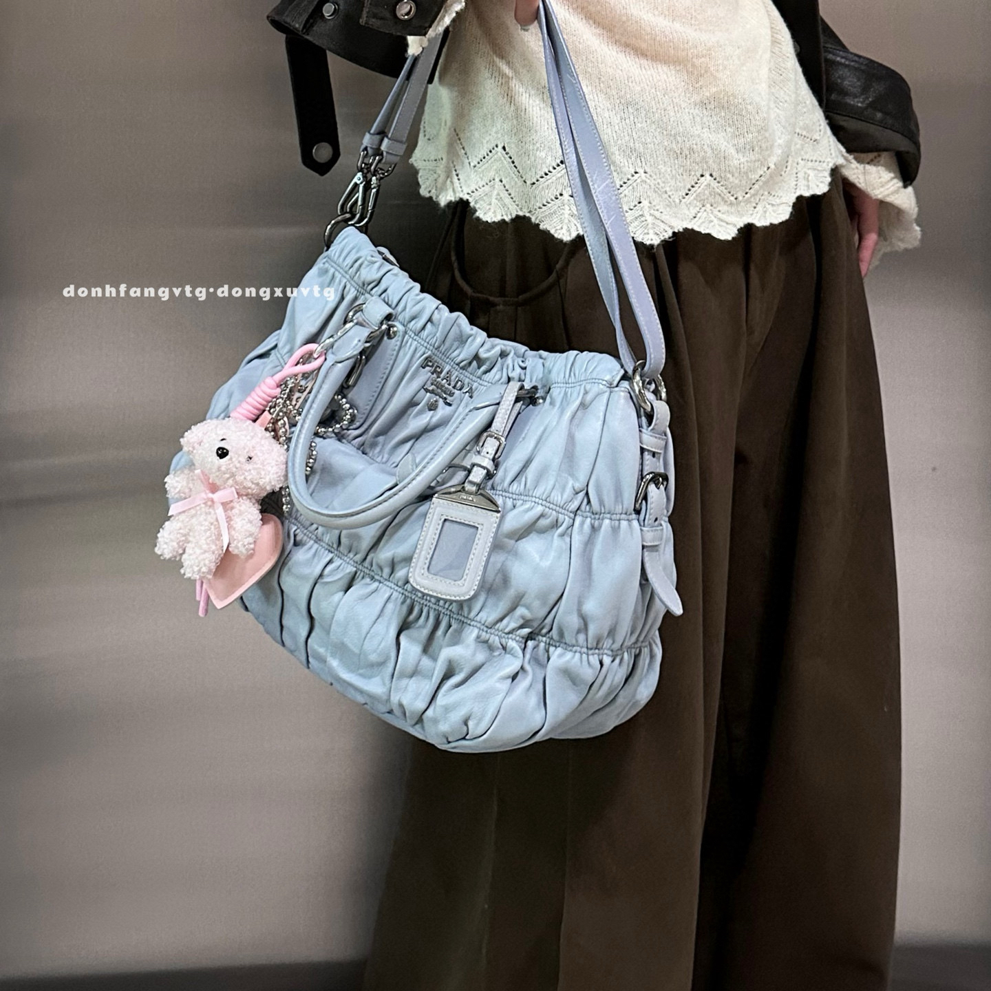 95新 Prada/普拉达 prada 奶蓝色泡芙斜挎包