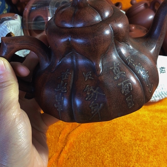 紫砂茶壶原矿泥料手工制作的紫砂壶。