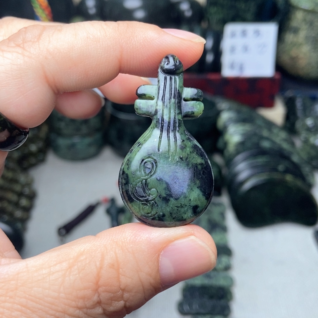 蛇纹石玉未镶嵌颈饰琵琶