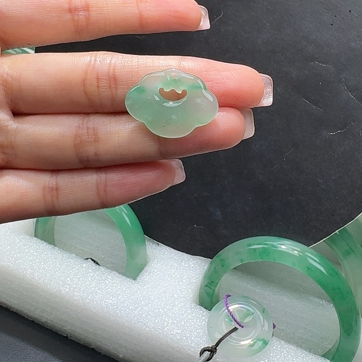 颈饰未镶嵌石英质玉（非洲翠）