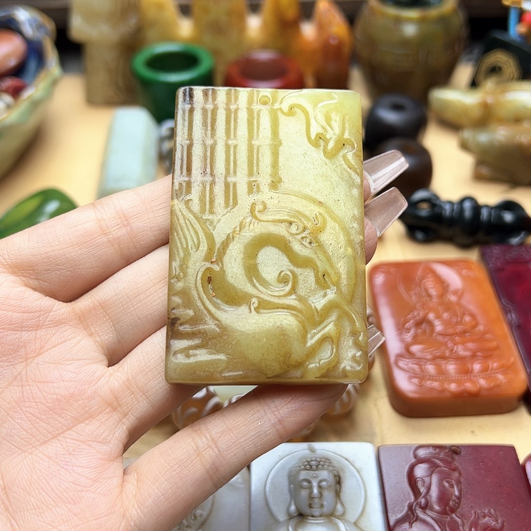 蛇纹石玉未镶嵌颈饰