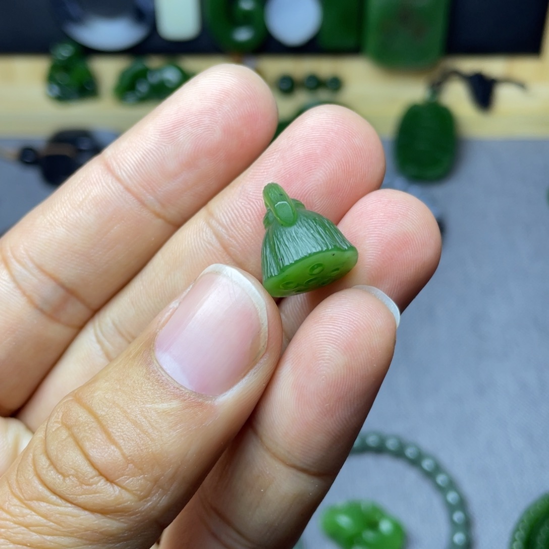 和田玉挂件未镶嵌萨*亚