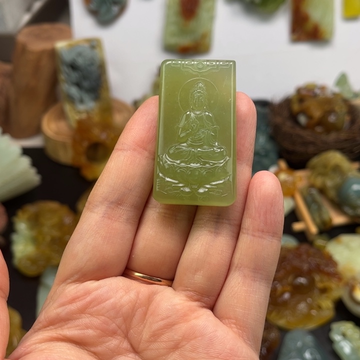 蛇纹石玉未镶嵌颈饰