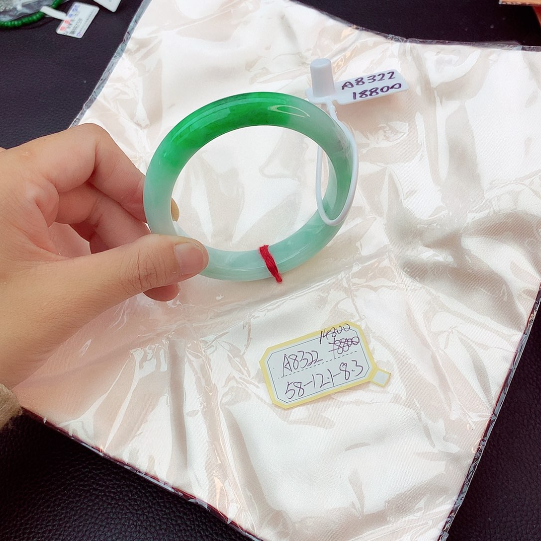 翡翠手镯未镶嵌翡翠