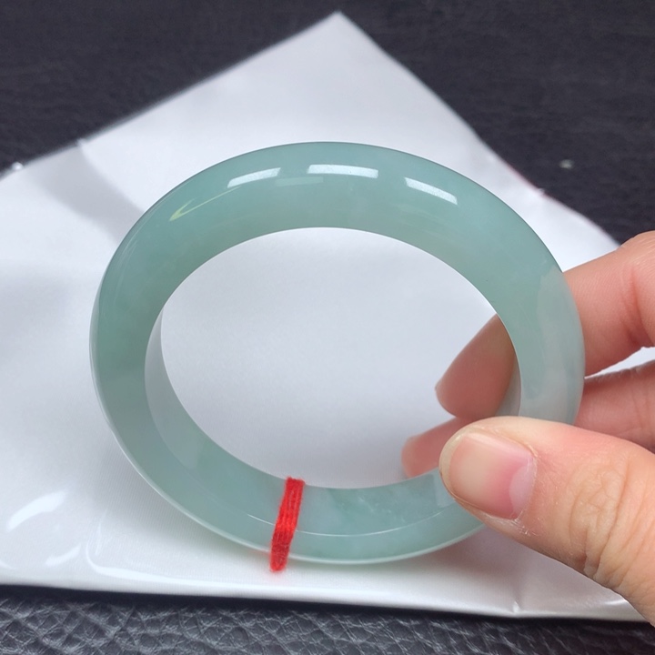 翡翠手镯未镶嵌。