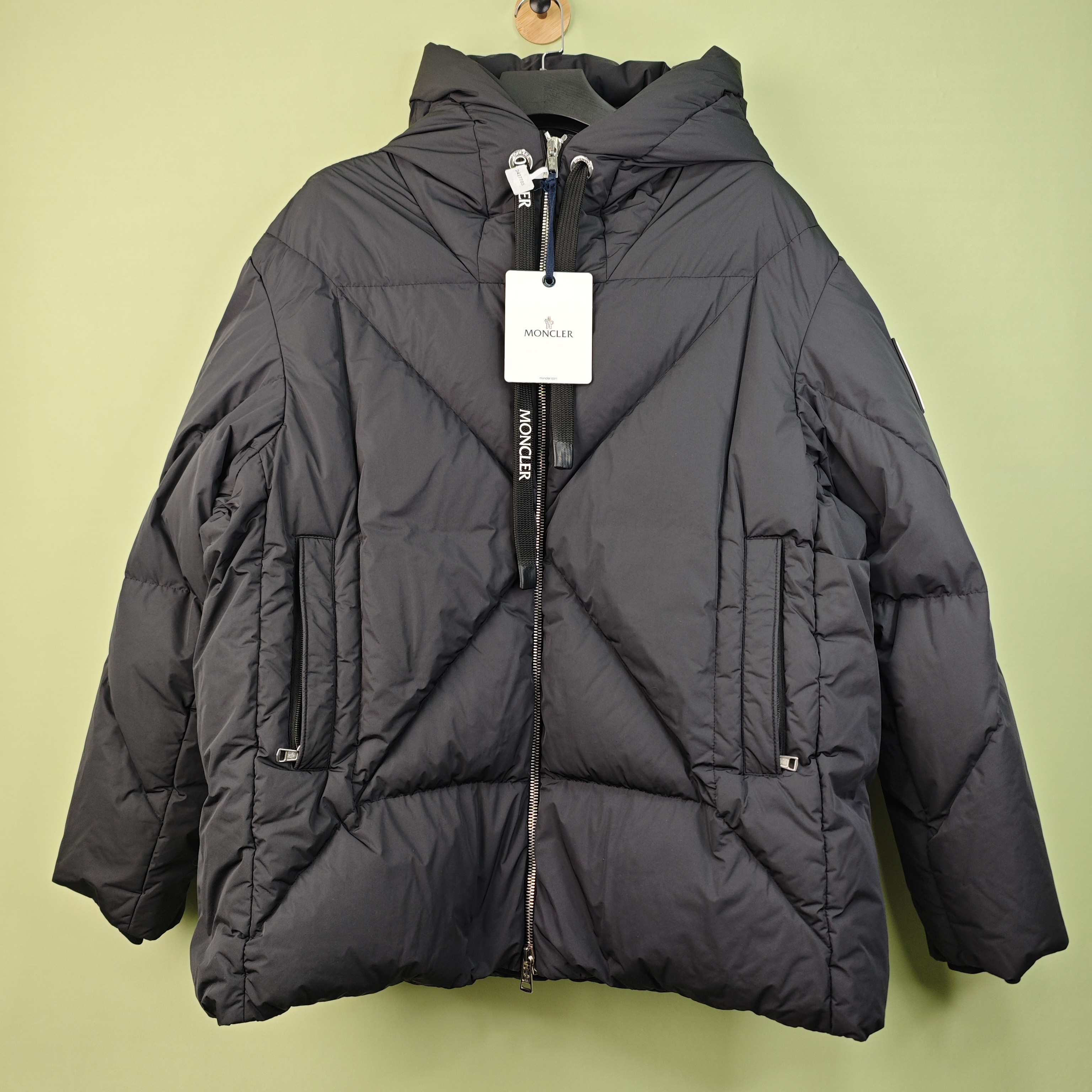 未使用 MONCLER 黑白袖标羽绒服秋冬外套/7/工价22800/r2427703
