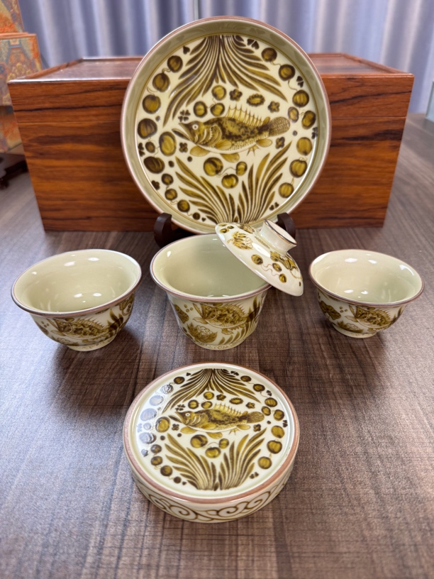 景德镇釉里金鱼藻纹五件套