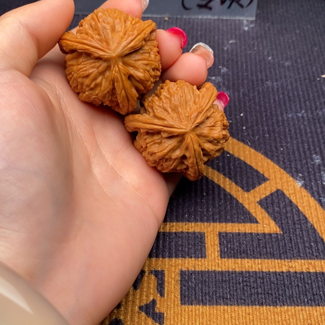 ****哥文玩核桃吊坠白狮子