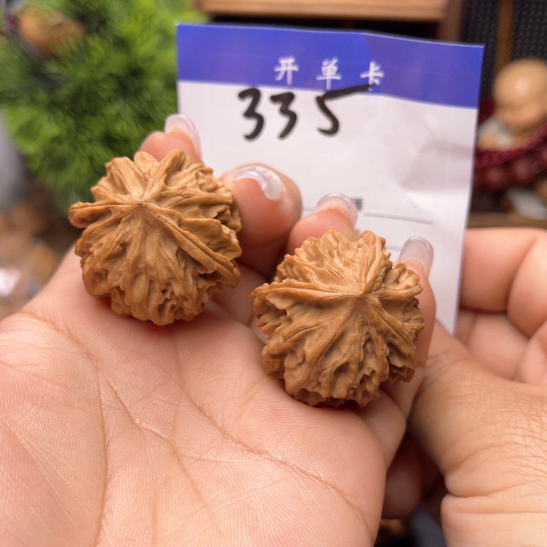 文玩核桃吊坠岐山三棱。68.8