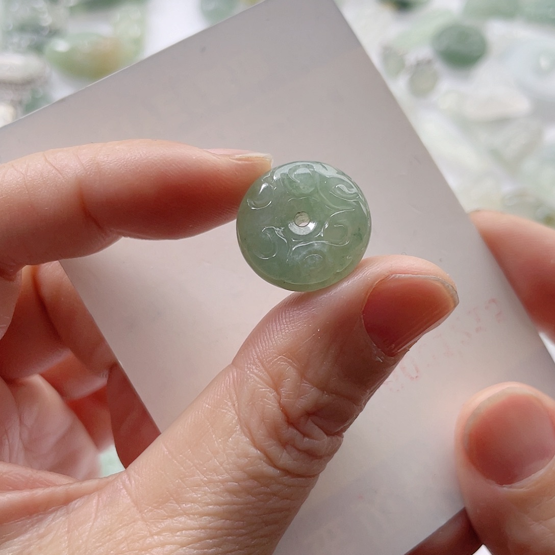 翡翠未镶嵌颈饰如意扣