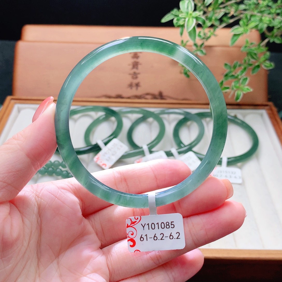 未镶嵌手镯（圆镯）翡翠