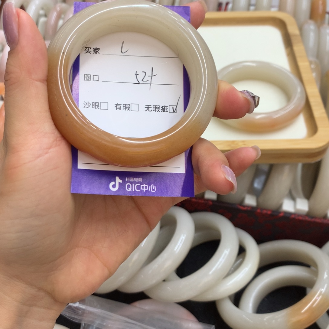 ι***石英质玉未镶嵌手镯