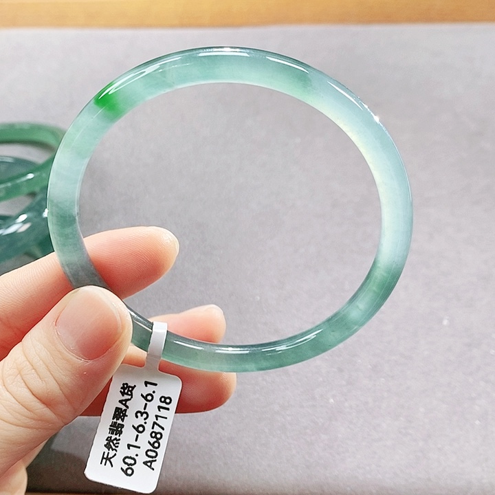 翡翠未镶嵌手镯（圆镯）