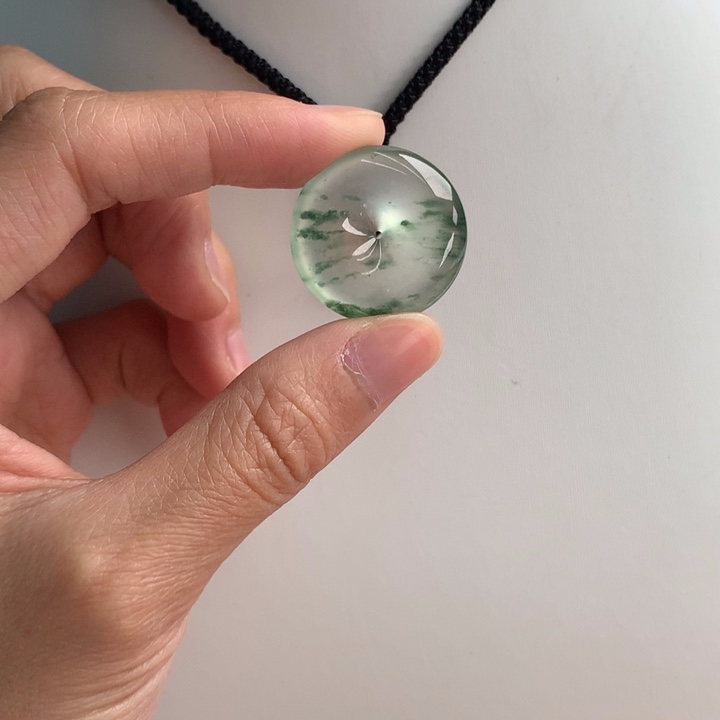 翡翠挂件未镶嵌…..