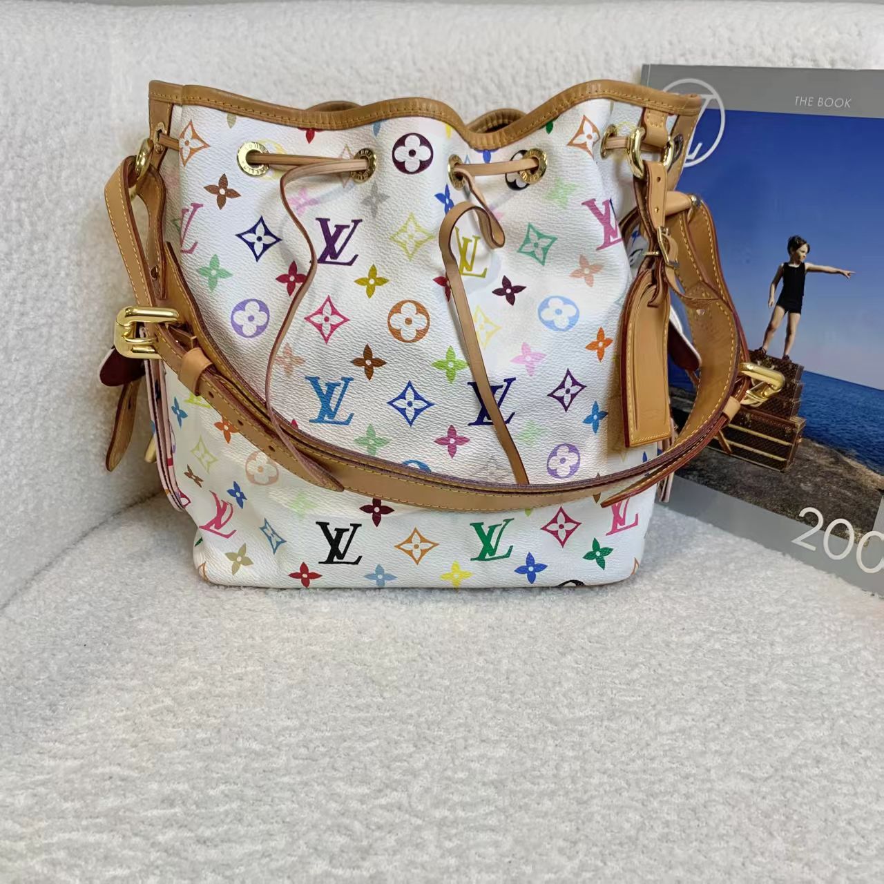 95新 LouisVuitton/路易威登 壹臻/白三彩抽绳水桶包 884674601
