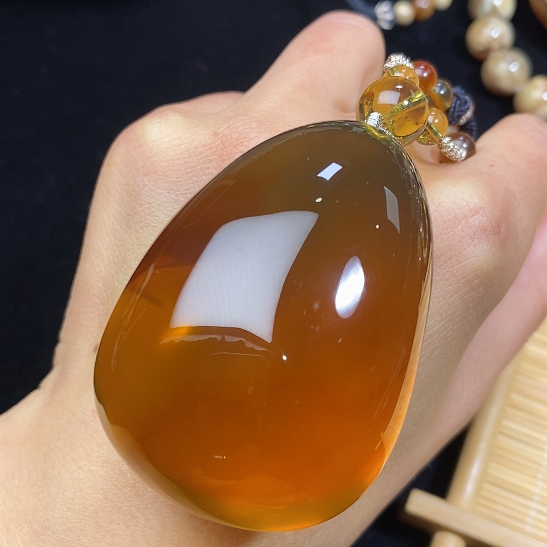 琥珀颈饰未镶嵌41.6克金棕蛋面吊坠