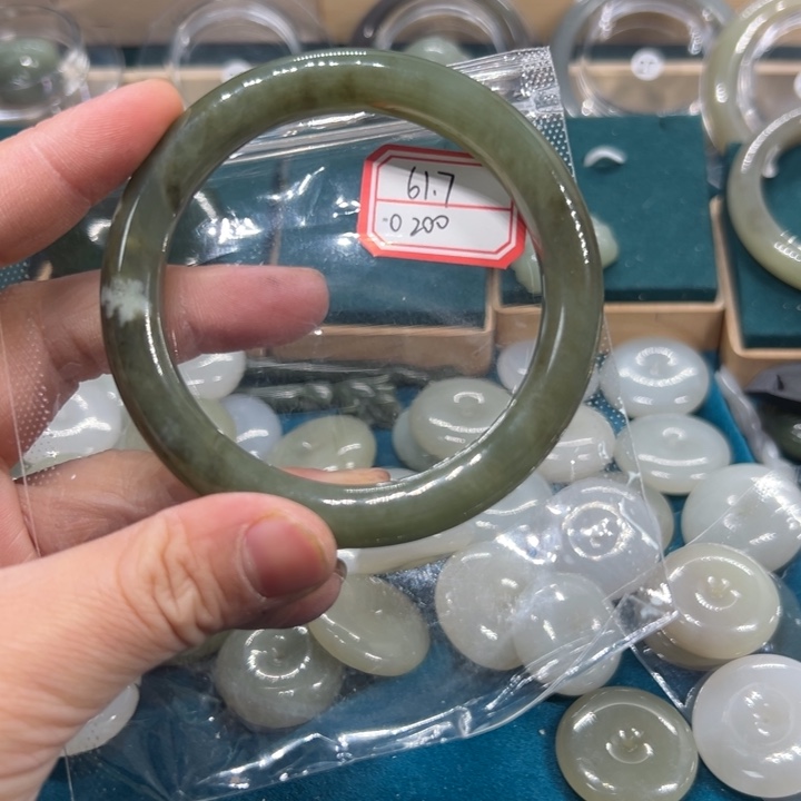 和田玉手镯未镶嵌61.7圈围0200