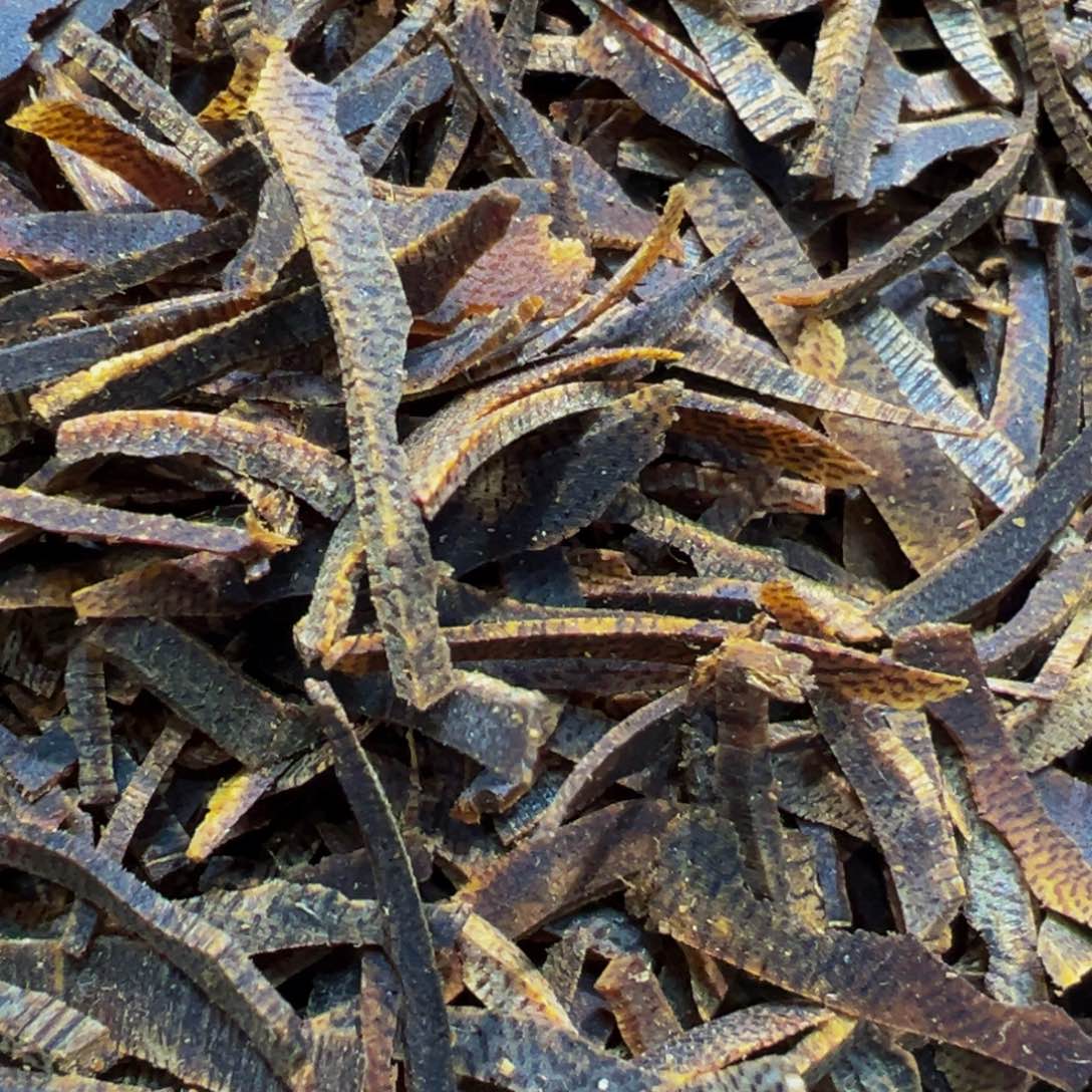 沉香手把件紫奇淳化切丝20克