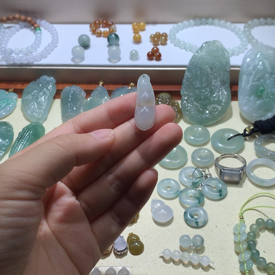 翡翠未镶嵌颈饰豆子