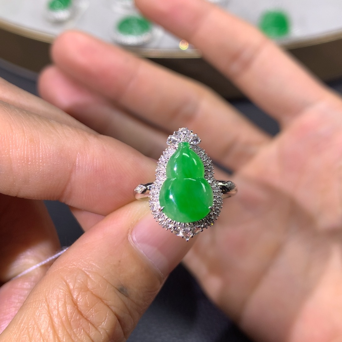 翡翠戒指18K金镶嵌翡翠