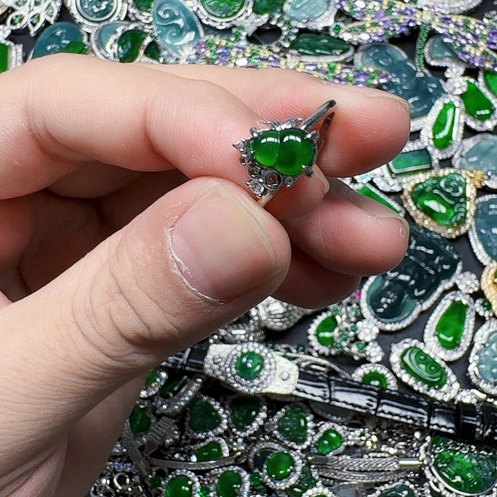 翡翠颈饰未镶嵌天然A货翡翠放漏