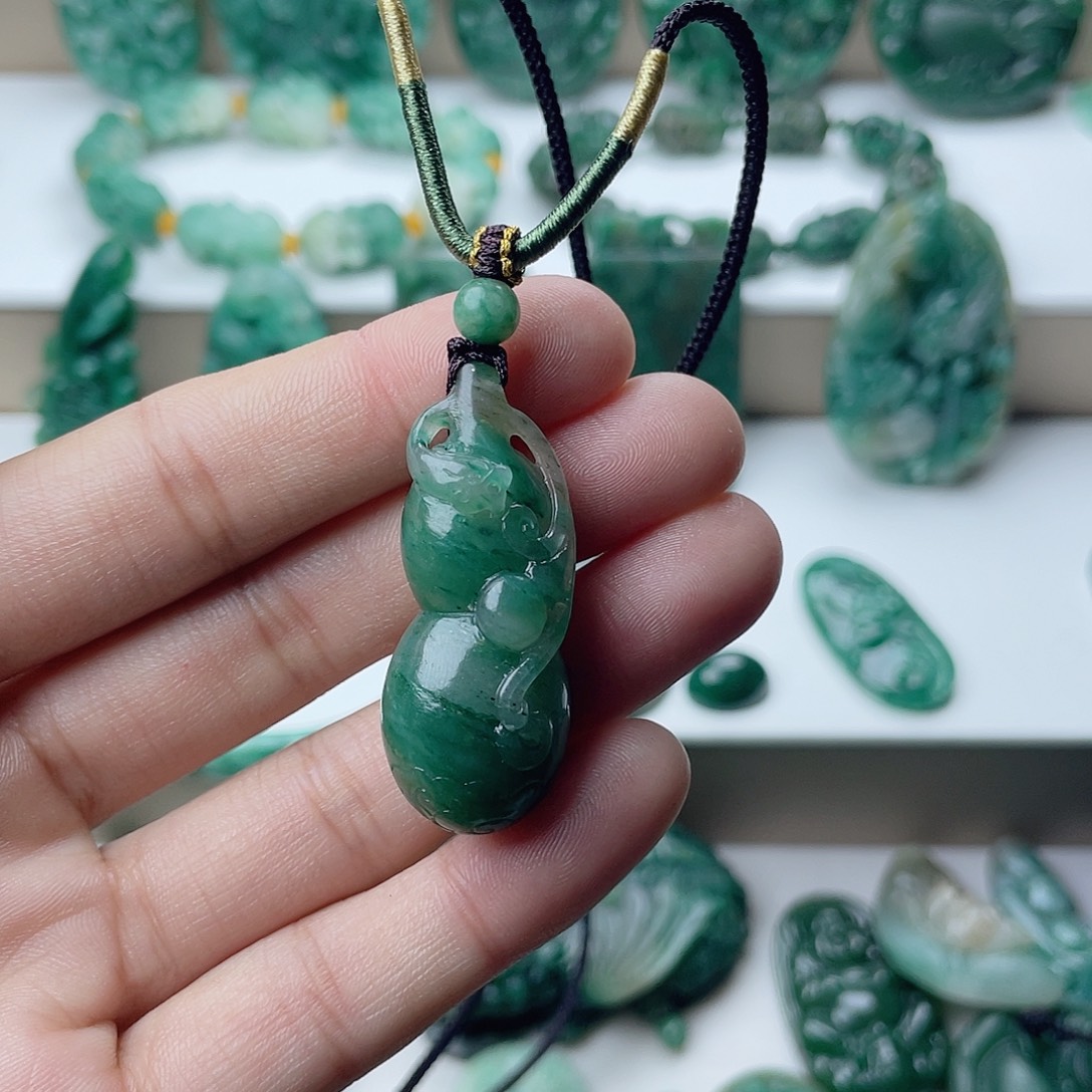 育***均独山玉未镶嵌挂件